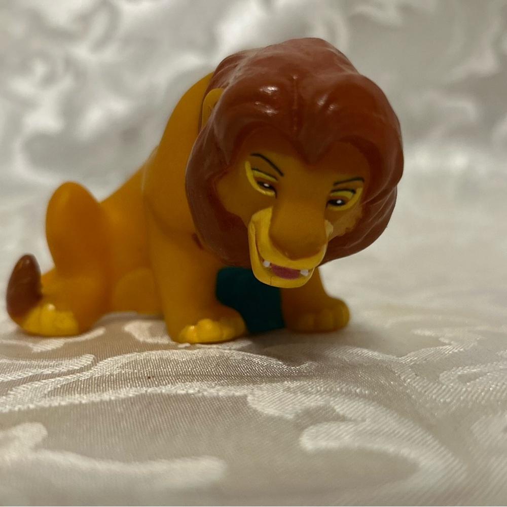 Vintage 1994 Disney Rubber Simba Action Figure, Looking Down, 2 3/8 X 3 Inches